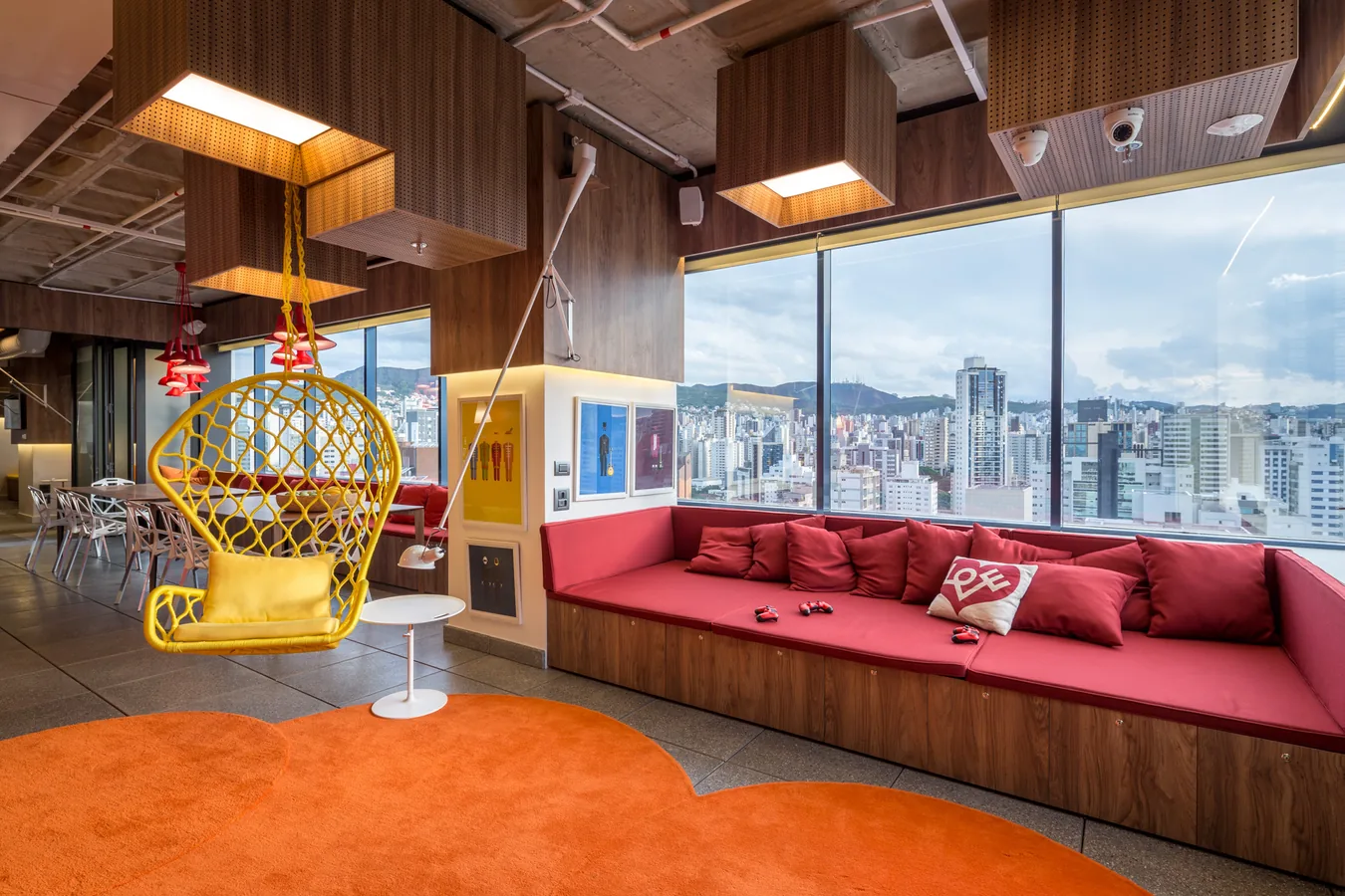 Sala de estar com vista da cidade