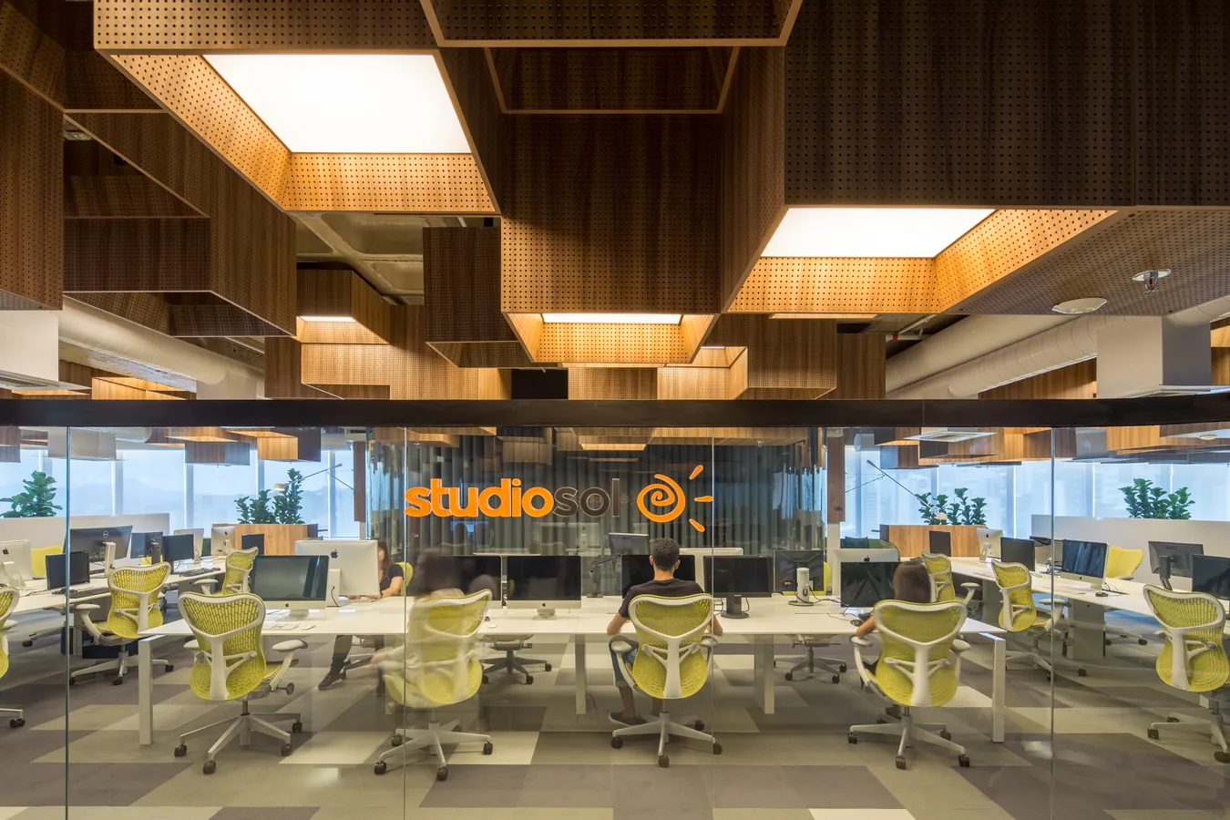 Logo Studio Sol no escritório